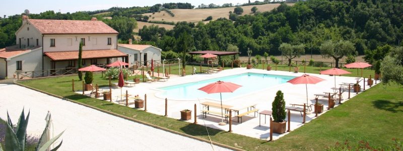 Piscina e casa